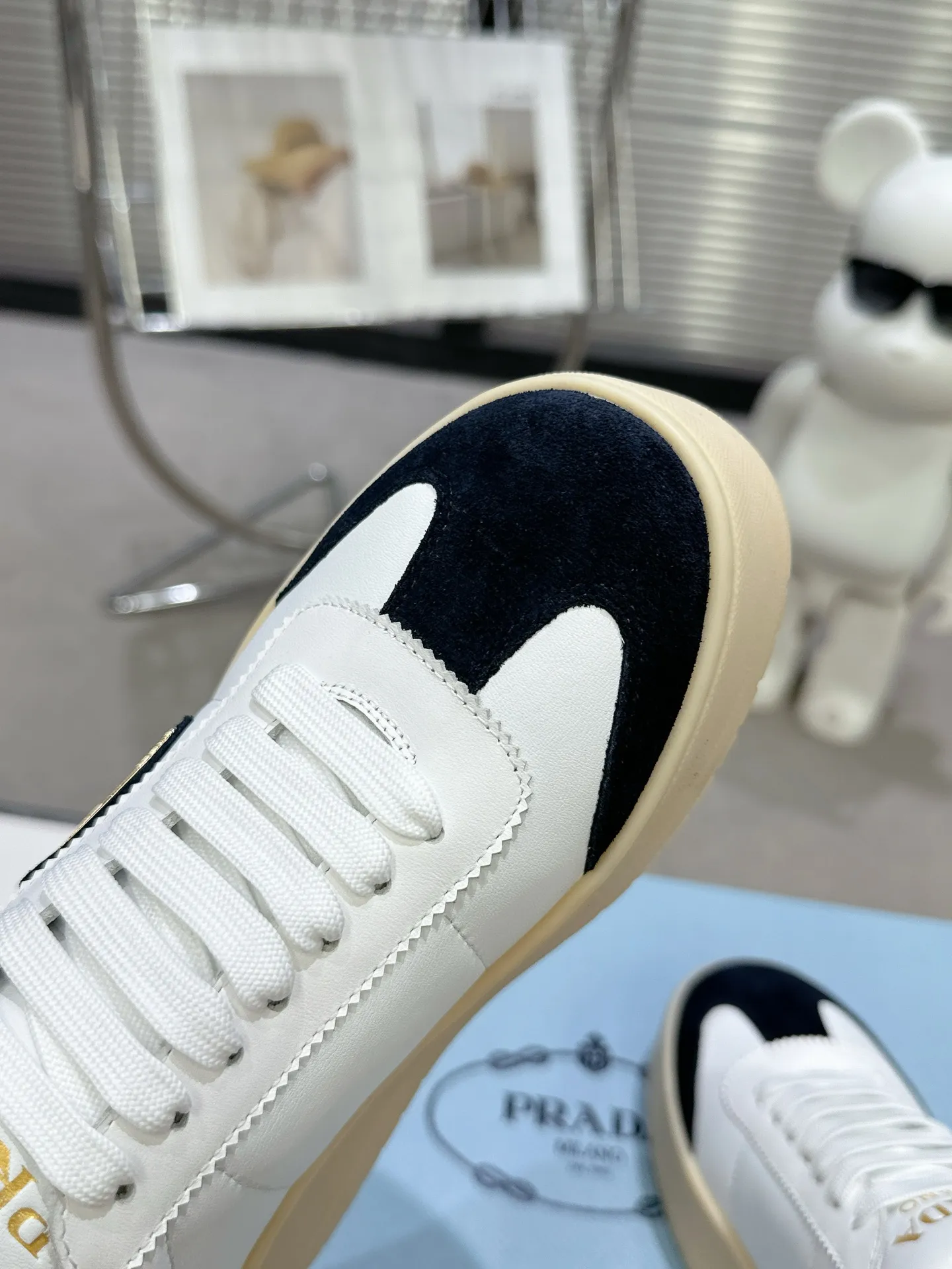 👟👟Ex-factory price 600👟👟 Prada Latest Downtown Bold series Thick-soled Platform Shoes Triangle Logo Casual Sports Shoes White Shoes Original purchase, development and production Downtown Bold sneakers are inspired by the basketball shoes of the 1980s, with sporty design and exquisite details. Crafted from perforated leather, the statement platform sole provides a unique, modern style. The Prada logo is interpreted from different angles, decorated with the iconic enameled triangular metal logo, highlighting the unique classic style. Exquisite packaging at the delivery counter🛍📦 ▪️Fabric: Original custom imported first-layer cowhide ▪️Inner lining: Original imported sheepskin ▪️Outsole: Original open-molded ultra-light foam material ▪️Sole thickness: 4.5CM ▪️Size: Women's 35-40